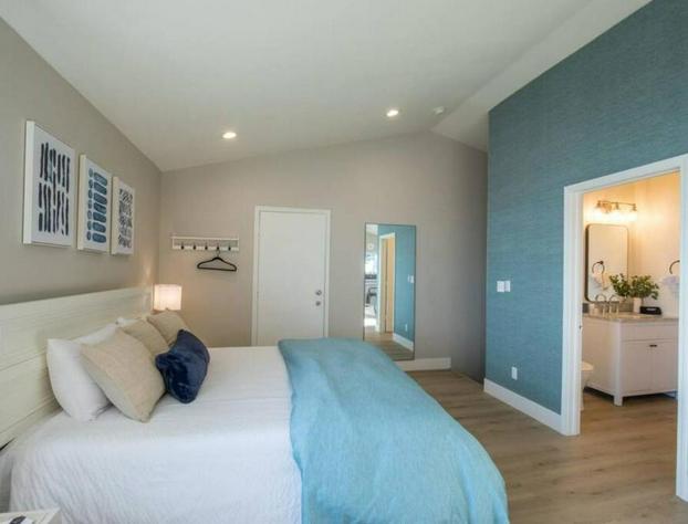 Oceanfront Deluxe Suite at the Black Sands Inn hotel detail image 4