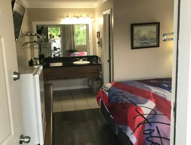 American Patriot Family Inn aka Oak Grove Inn hotel detail image 4