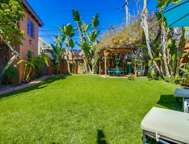 Mike's Place at the Beach hotel detail image 3