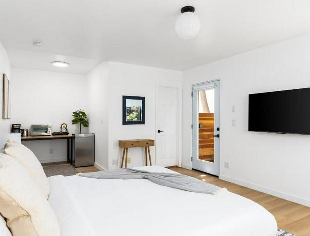 Studio in Santa Monica with Private Patio hotel detail image 2