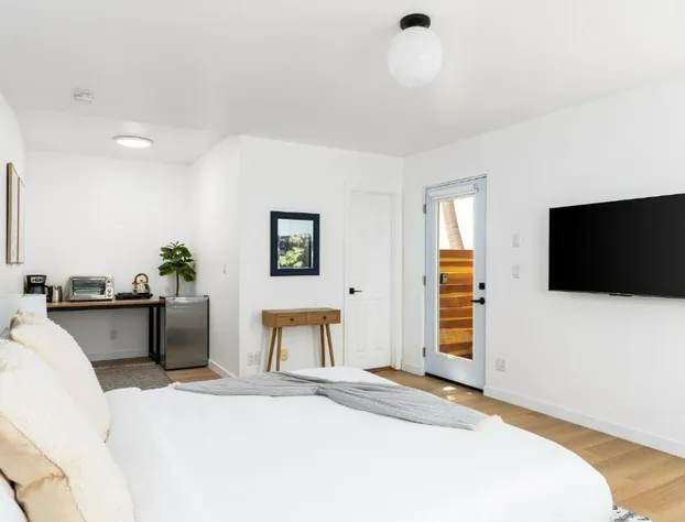 Studio in Santa Monica with Private Patio hotel detail image 2