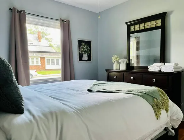 Green Roof Inn - Centrally Located 2BR/1BA Home hotel detail image 2