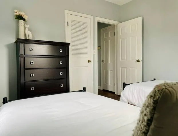 Green Roof Inn - Centrally Located 2BR/1BA Home hotel detail image 4