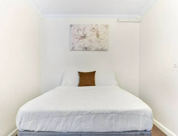 New! Bright and stylish Apt in Niagara Falls hotel detail image 1