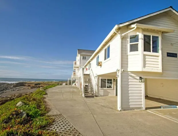 Deluxe Suite w Kitchen at the Black Sands Inn hotel detail image 1