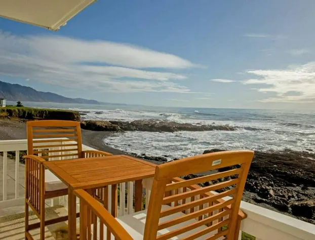 Deluxe Suite w Kitchen at the Black Sands Inn hotel detail image 3