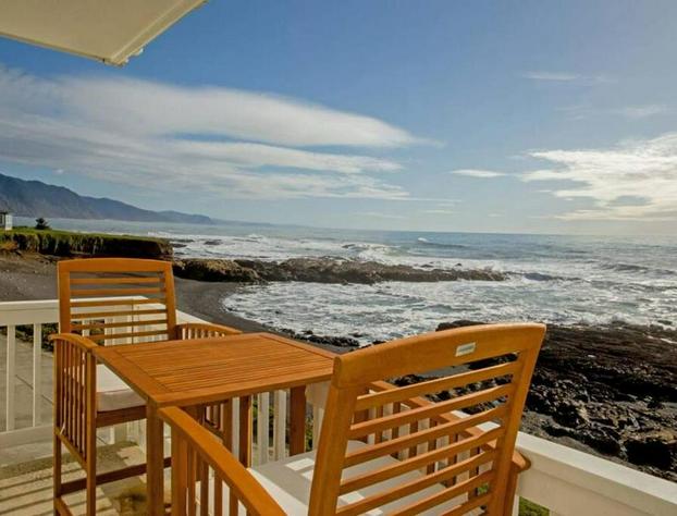 Deluxe Suite w Kitchen at the Black Sands Inn hotel detail image 3