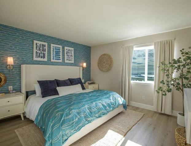 Deluxe Suite w Kitchen at the Black Sands Inn hotel detail image 4