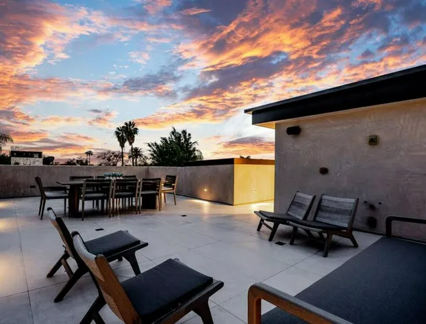 Modern Resort-Style Home in West Hollywood hotel detail image 1