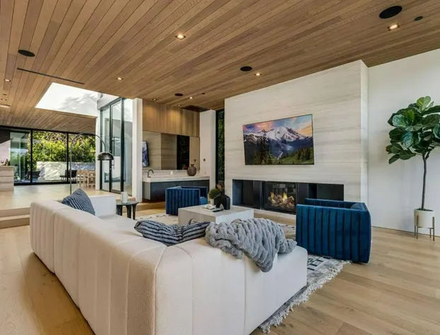 Modern Resort-Style Home in West Hollywood hotel detail image 2