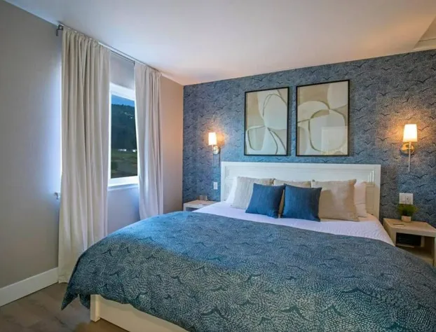 Newly Remodeled Oceanfront Mini Suite at the Black Sands Inn hotel detail image 4