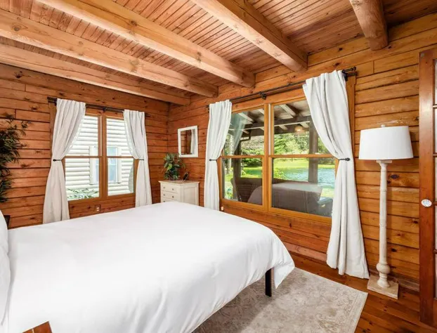 Fishing Lodge! 4 Queens 6 Twins 8 acres 3 Stocked Ponds Hot Tub Arcade hotel detail image 4