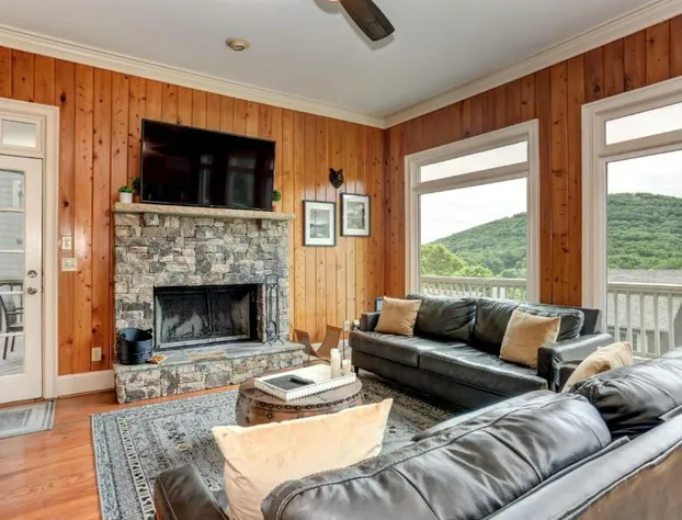 Lazy Lodge - Golf Course Views Hot tub hotel detail image 1