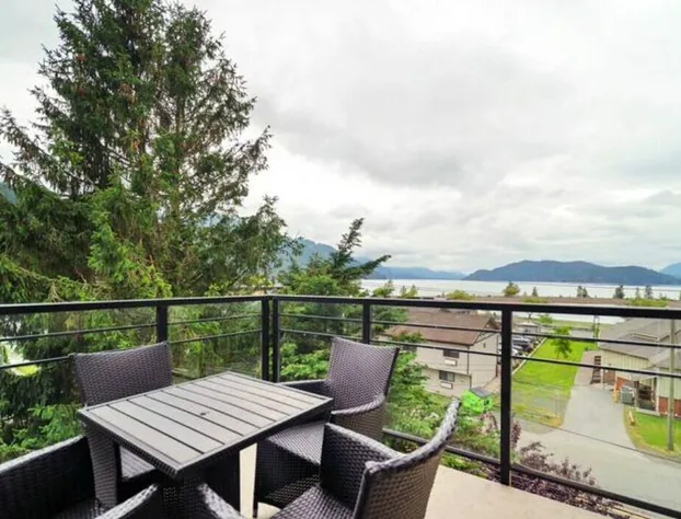 Harrison Hot Springs hotel detail image 1