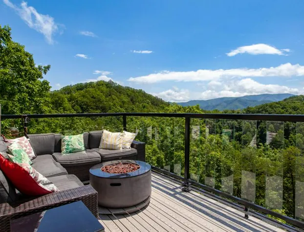 Falcons Lodge - Mtn View Hot Tub and Pool Table hotel detail image 2