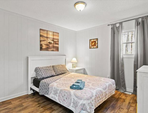 Beachy Getaway - Cozy and Secluded Lodge Home hotel detail image 1