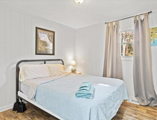 Beachy Getaway - Cozy and Secluded Lodge Home hotel detail image 3