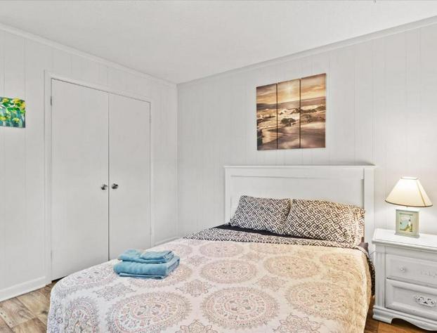 Beachy Getaway - Cozy and Secluded Lodge Home hotel detail image 4