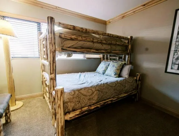 BEST Location . Walk To Canyon Lodge . Views . Pool/Spa hotel detail image 1