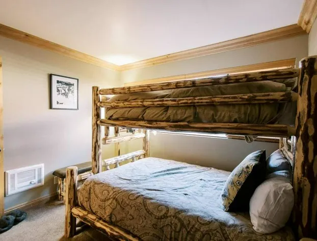 BEST Location . Walk To Canyon Lodge . Views . Pool/Spa hotel detail image 2