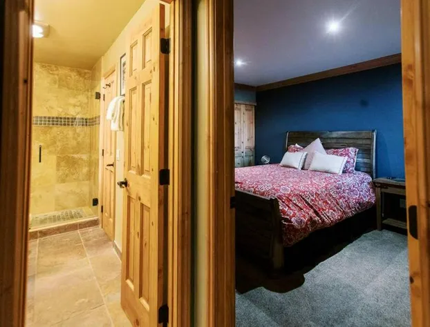 BEST Location . Walk To Canyon Lodge . Views . Pool/Spa hotel detail image 3