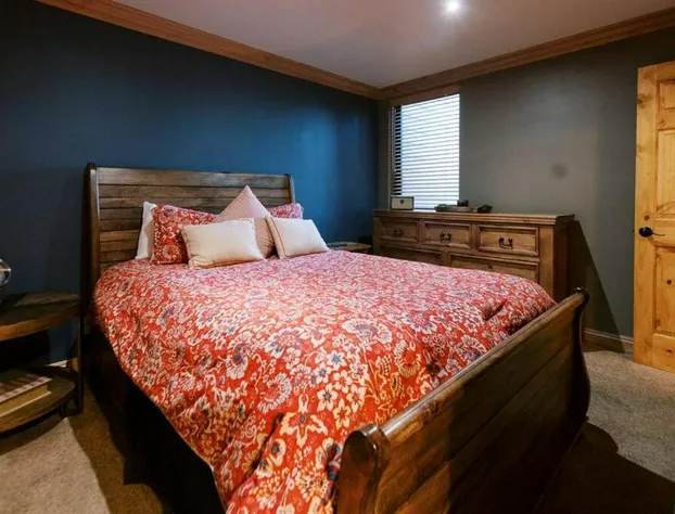 BEST Location . Walk To Canyon Lodge . Views . Pool/Spa hotel detail image 4