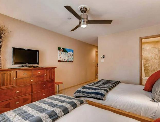 Room in the heart of lions head walk to ski lifts 2 queen beds hotel detail image 2