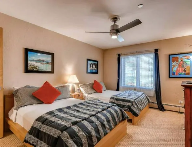 Room in the heart of lions head walk to ski lifts 2 queen beds hotel detail image 1