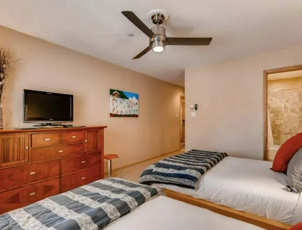 Room in the heart of lions head walk to ski lifts 2 queen beds hotel detail image 2