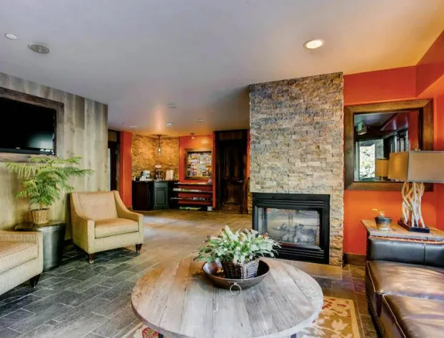 Room in the heart of lions head walk to ski lifts 2 queen beds hotel detail image 3