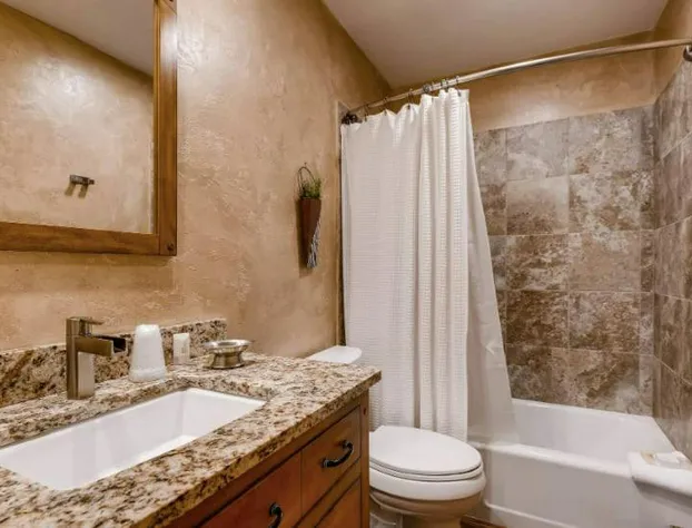 Room in the heart of lions head walk to ski lifts 2 queen beds hotel detail image 4