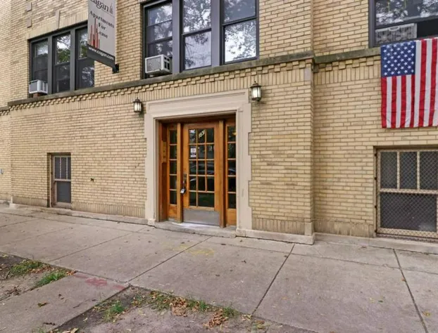 Quiet Spacious 2BR Apt walk to Train near Shops - Wolcott 3 hotel detail image 2