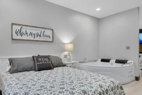 Barnwood Suite - Main Street Lodge in Berlin hotel detail image 2