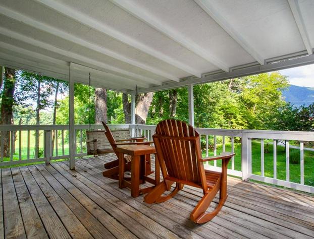 Hopp On Inn Secluded 3BR Home hotel detail image 1