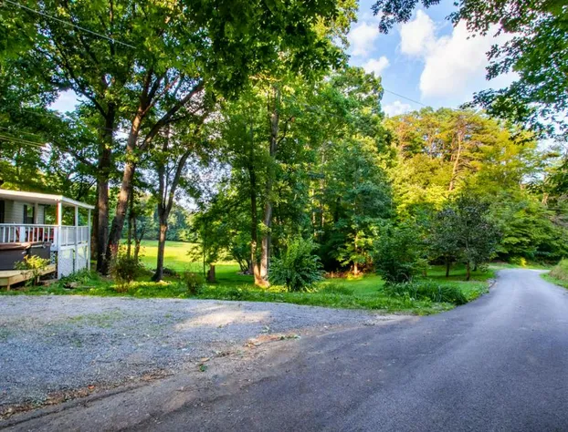 Hopp On Inn Secluded 3BR Home hotel detail image 1