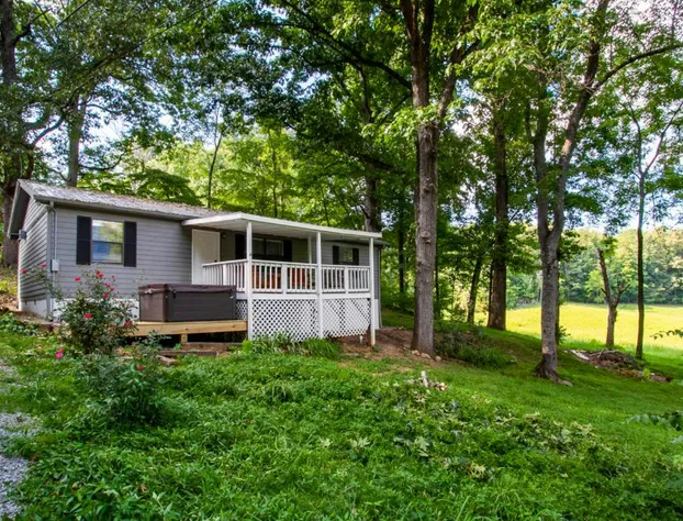 Hopp On Inn Secluded 3BR Home hotel detail image 3