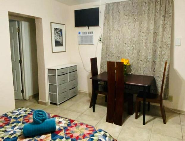 Hallandale Beach Motel with Free Parking and Full Kitchen ! No extra fees! Accepting CASH! hotel detail image 3