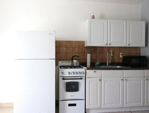 Hallandale Beach Motel with Free Parking and Full Kitchen ! No extra fees! Accepting CASH! hotel detail image 4