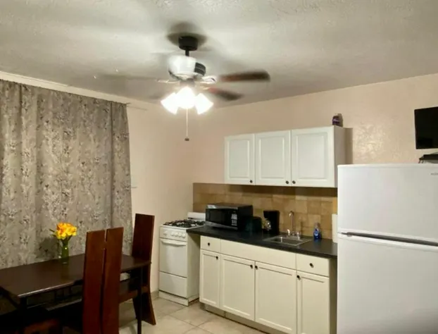 Hallandale Beach Motel with Free Parking and Full Kitchen ! No extra fees! Accepting CASH! hotel detail image 2