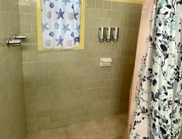 Hallandale Beach Motel with Free Parking and Full Kitchen ! No extra fees! Accepting CASH! hotel detail image 4