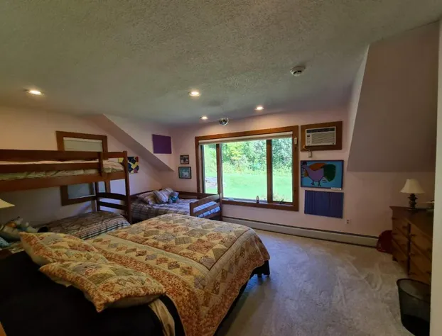 Ski and Hike/Bike Lodge - minutes from the hills hotel detail image 3