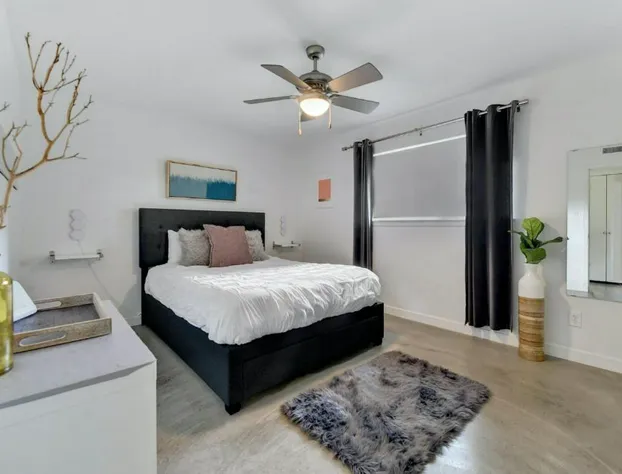 Mid Century Modern near SoCo & DT by Lodgewell hotel detail image 2