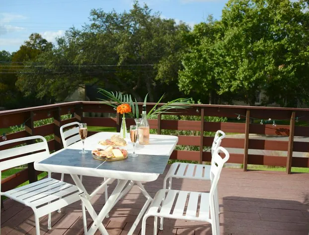 Quiet Mid Century Modern Retreat with Patio and Yard by Lodgewell hotel detail image 3