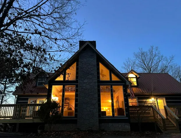 Family Mountain Lodge - Arcade Games Hot Tub hotel detail image 1