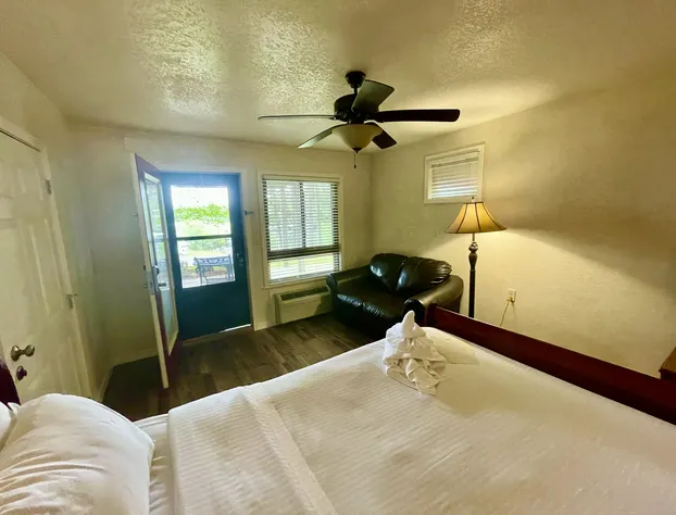 Lake View Queen Guest Room With Two Queens, Sleeper Sofa And Deck Overlooking Lake Ouachita. 1 Bedroom Hotel Room by RedAwning hotel detail image 4
