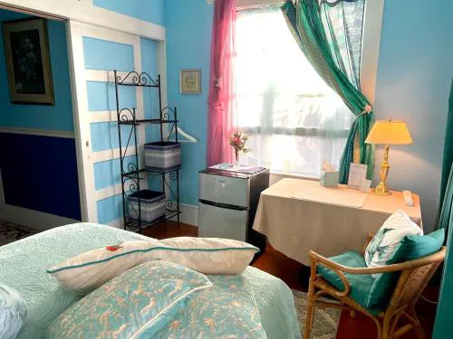 Guest Suites at Aloha Boutique Vegan B&B Inn - alcohol-free & smoke-free hotel detail image 1