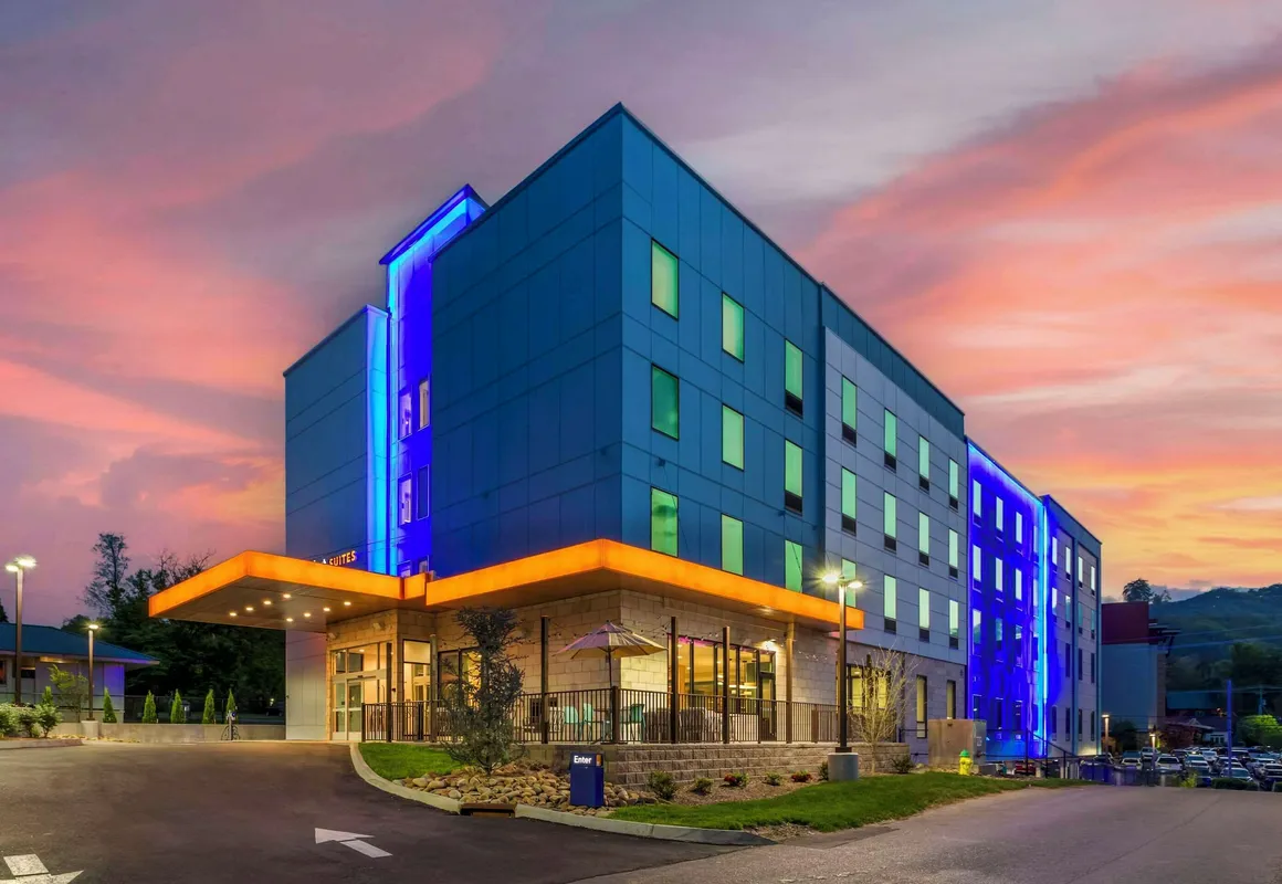Comfort Suites Gatlinburg Downtown-Convention Center hotel hero