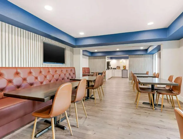 Super 8 by Wyndham Orlando Near Florida Mall hotel detail image 4