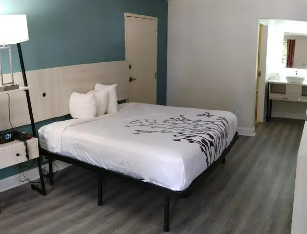 Magnolia Inn Extended Stay of Kingsland - New 2024 - Book a Kitchen Room - 12 Noon Check Out - Sleep In Late - Better Sleep - Ultra Sparkling - Pool open until until 4AM - Stay and Save Today - 24 Hour Front Desk - Premium Coffee Bar - Award Winning Inn hotel detail image 2