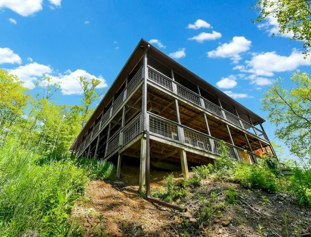 Luxury Lodge w Gourmet Kitchen Hot Tub and WB FP hotel detail image 1